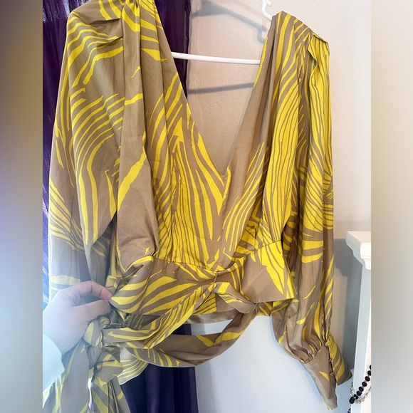 Banana Republic Women’s cropped wrap top with removable tie - Picture 7 of 9